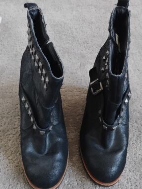 Skechers Black Stud-Trim Ankle Booties with Buckle. Size 8.